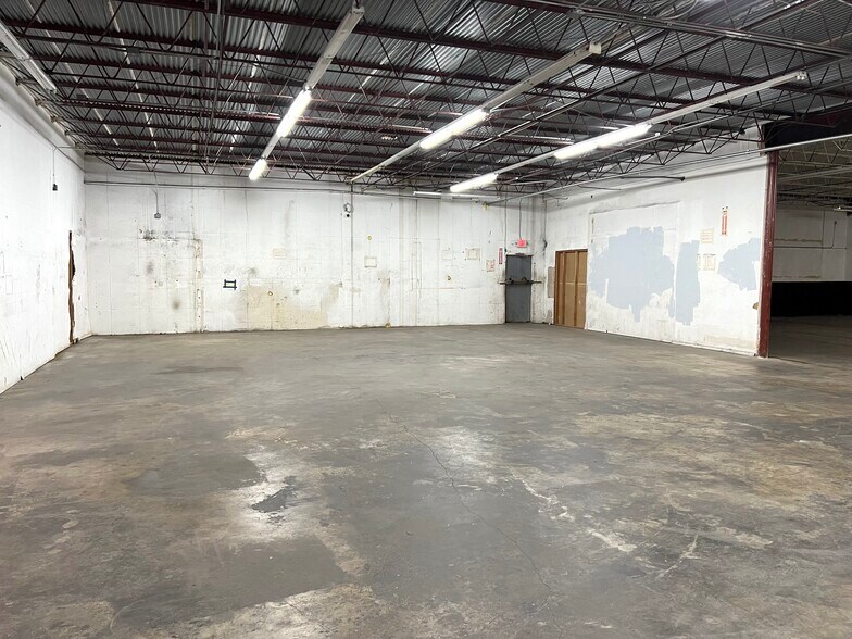 More Photos Of 5508-5516 Brewster St, San Antonio Warehouse For Lease