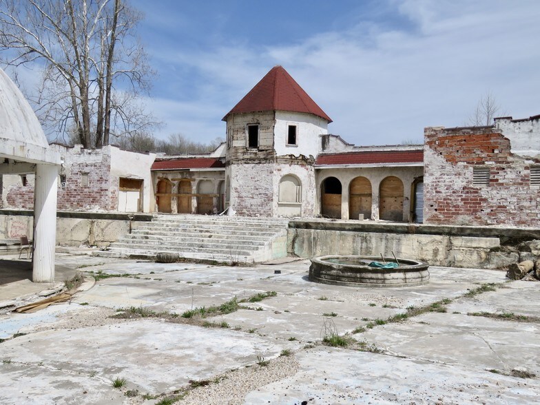 More Photos Of 101 Mark Twain Dr, Joplin Swimming Pool For Sale