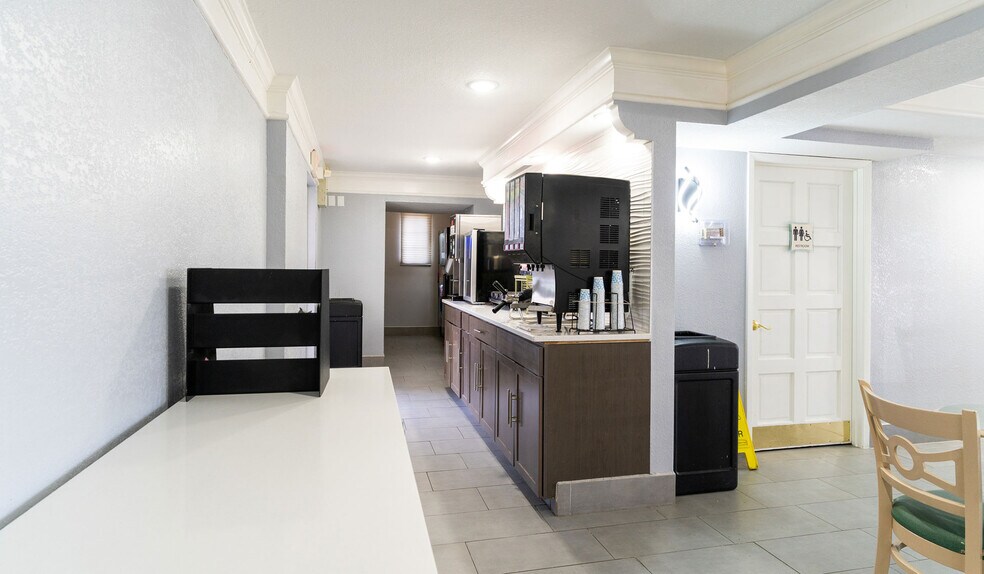 More Photos Of 675 Scott Ave, Farmington Hotel For Sale