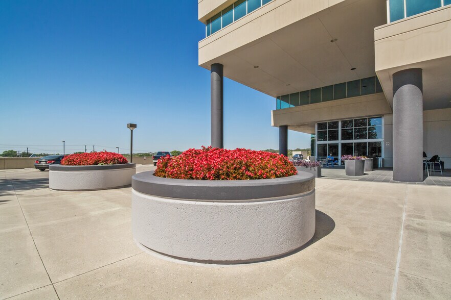 More Photos Of 7411 John Smith, San Antonio Office For Sale