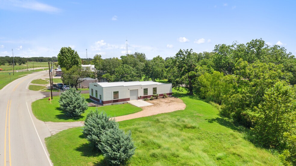 More Photos Of 404 Nugent ave, Johnson City Flex For Sale