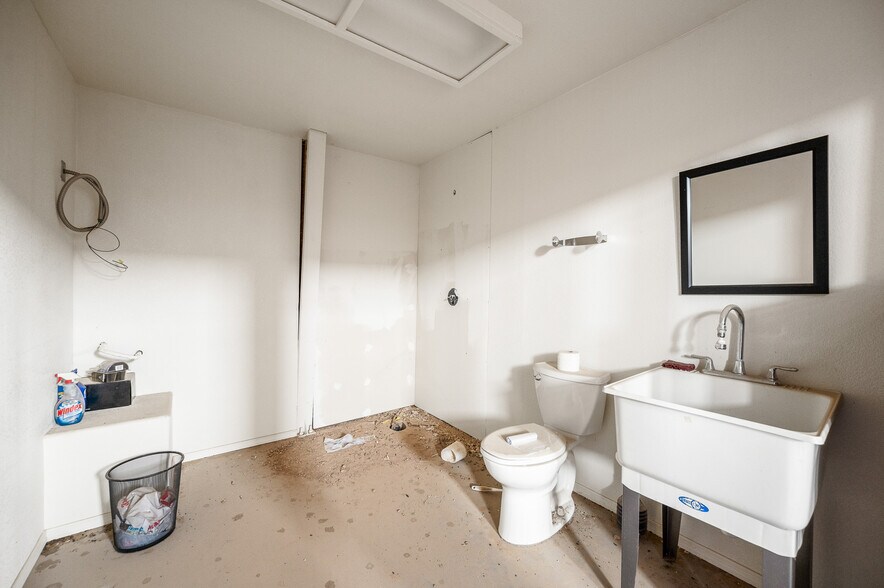 More Photos Of 9512 S Evans Ln, Mohave Valley Warehouse For Sale