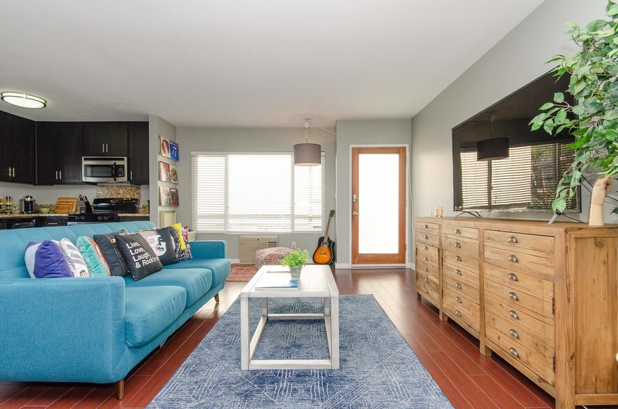 More Photos Of 1530 N Formosa Ave, Los Angeles Apartments For Sale
