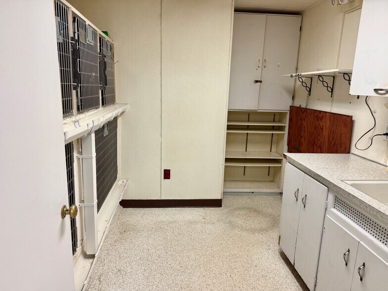 More Photos Of 1107 Lincoln Way E, Massillon Veterinarian Kennel For Sale