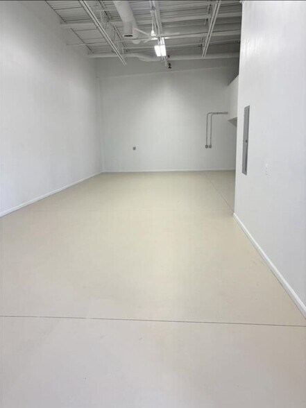 More Photos Of 1030-1032 N Crooks Rd, Clawson Unknown For Lease