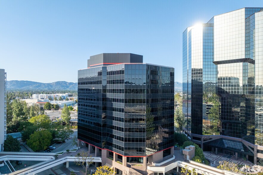 More Photos Of 21800 Oxnard St, Woodland Hills Office For Lease