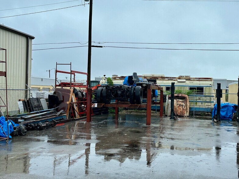 More Photos Of 1002 SE 9th St, Cape Coral Service For Sale