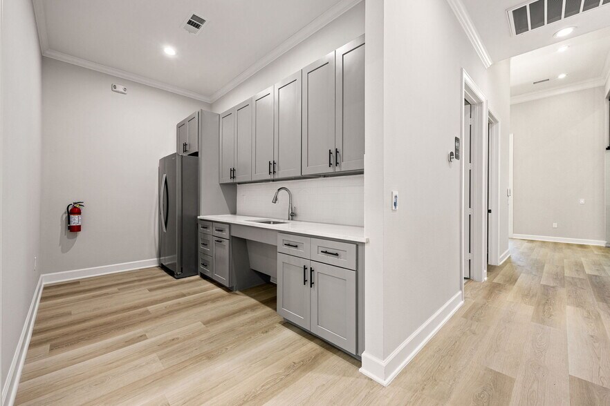 More Photos Of 1325 Main Street, Katy Medical For Sale