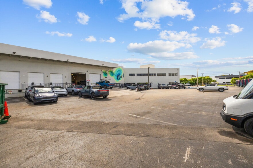More Photos Of 6955 NW 52nd St, Miami Industrial For Sale