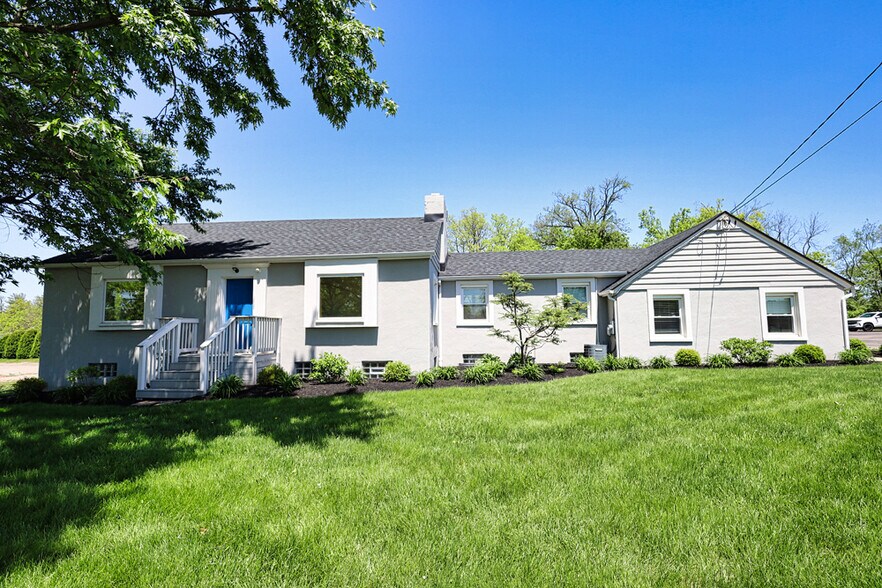 More Photos Of 235 W Franklin St, Centerville Storefront Retail Office For Lease