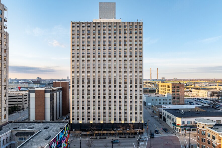 More Photos Of 633 W Wisconsin Ave, Milwaukee Office For Sale
