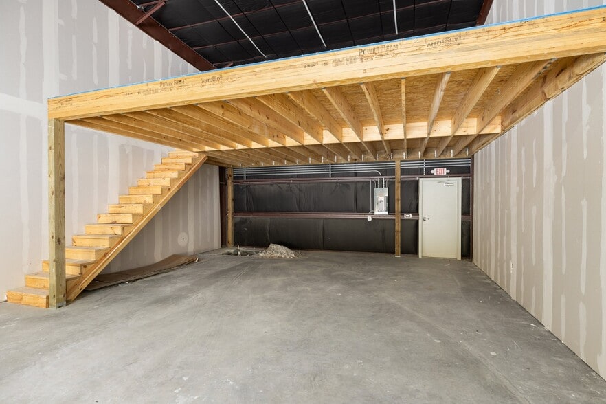 More Photos Of 17214 Huffmeister Rd, Cypress Showroom For Sale