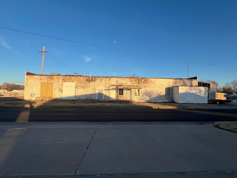 More Photos Of 310 N Oak St, Mcpherson Warehouse For Sale