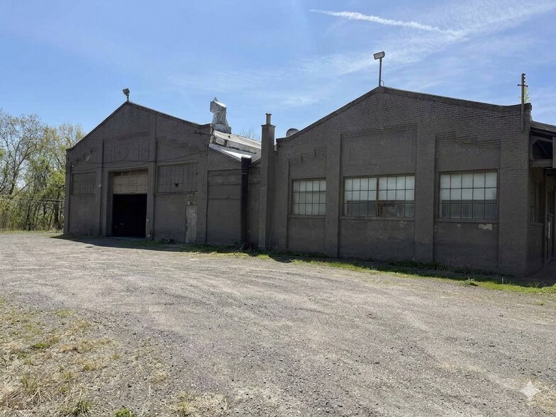 More Photos Of 105 Woodward Hill Rd, Edwardsville Warehouse For Lease