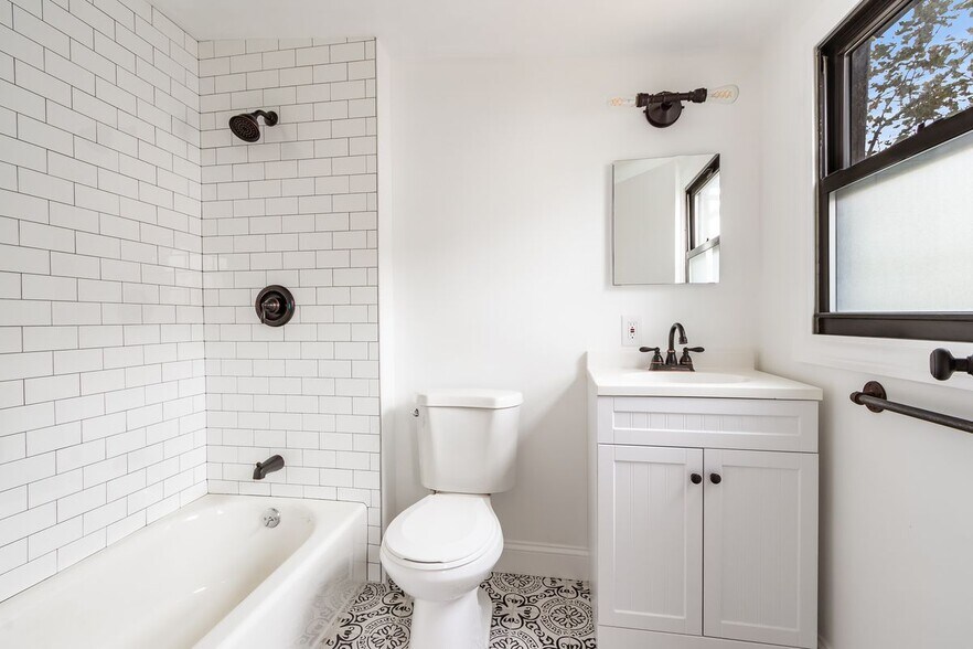 More Photos Of 524 Lorimer St, Brooklyn Storefront Retail Residential For Sale