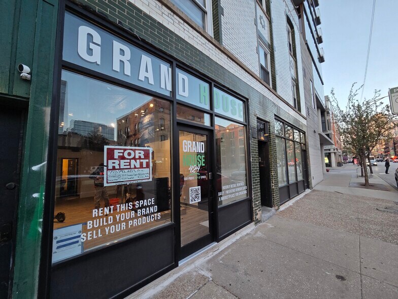 More Photos Of 838-840 W Grand Ave, Chicago Storefront Retail Residential For Lease