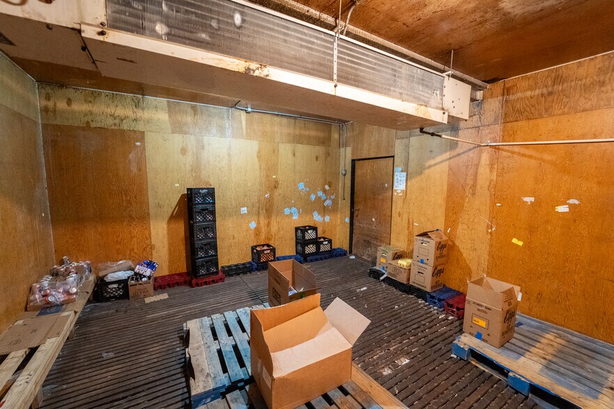 More Photos Of 1302 E Crestwood Dr, Victoria Storefront For Sale