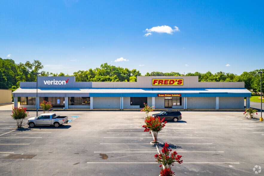 More Photos Of 200 E Louise St, Clarkesville Freestanding For Lease