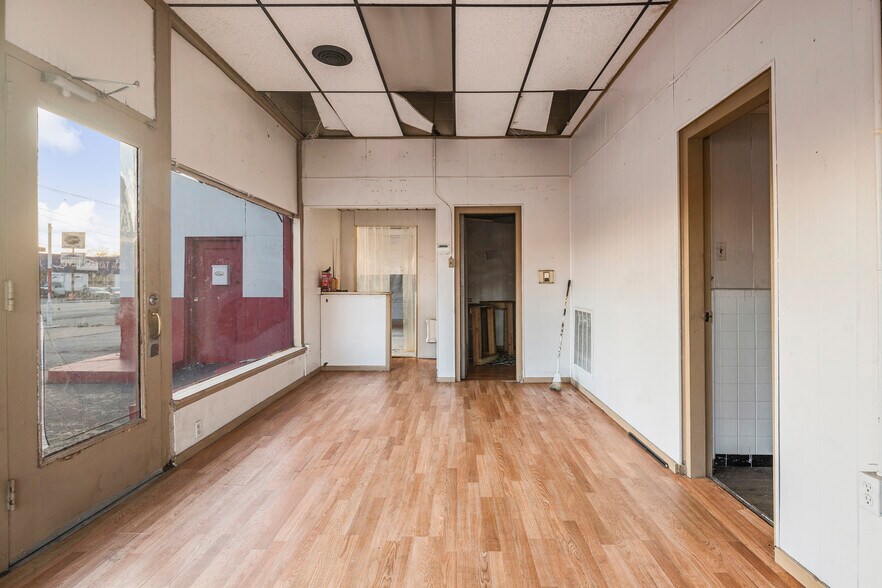 More Photos Of 3470 Taylor Blvd, Louisville General Retail For Lease