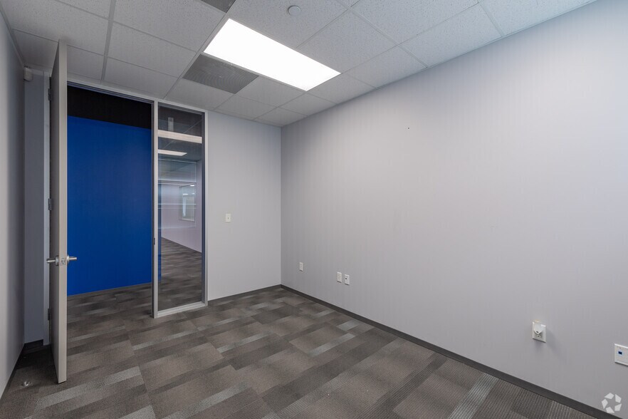 More Photos Of 4710 N Sam Houston Pky W, Houston Unknown For Lease