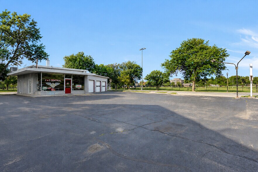 More Photos Of 420 S Main St, Wheaton Auto Repair For Sale