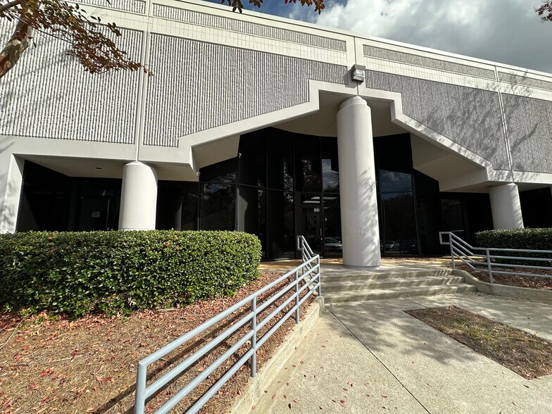 More Photos Of 5243 Royal Woods Pky, Tucker Light Distribution For Lease