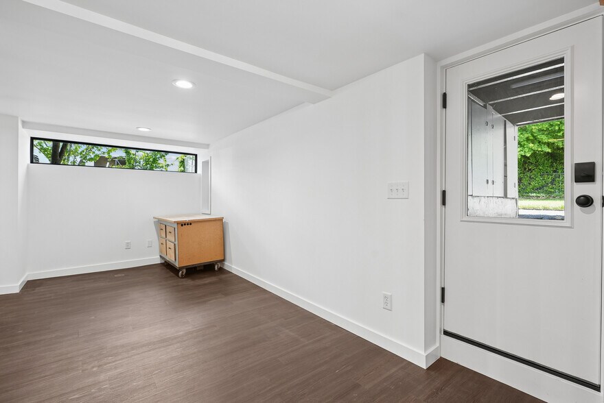 More Photos Of 2105 SE Ochoco St, Portland Office For Sale