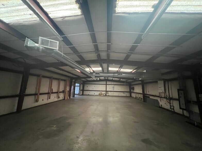 More Photos Of 2125 Airport Rd, Greer Light Distribution For Lease
