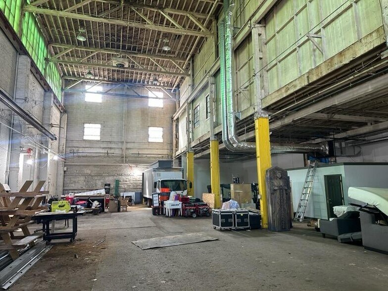 More Photos Of 2111 Center St, Cleveland Freestanding For Lease