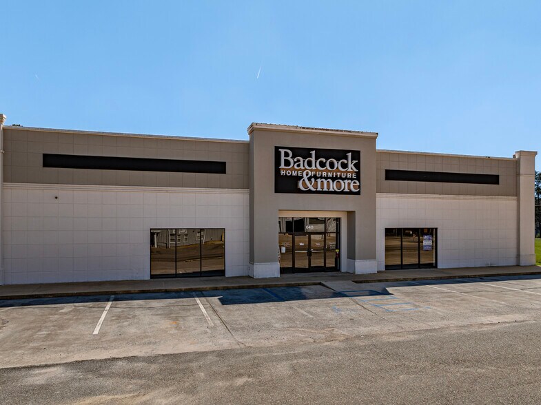 More Photos Of 640 E Washington Ave, Ashburn Freestanding For Sale