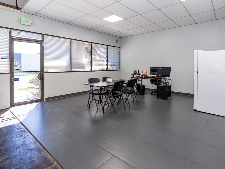 More Photos Of 5921-5923 Lakeshore Dr, Cypress Warehouse For Sale