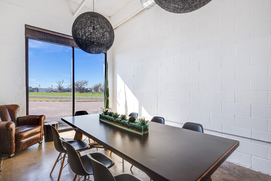 More Photos Of 2292 Vantage St, Dallas Showroom For Sale