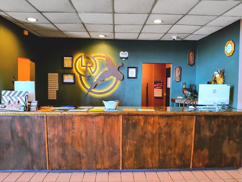 More Photos Of 901 S Fossil St, Russell Hotel For Sale