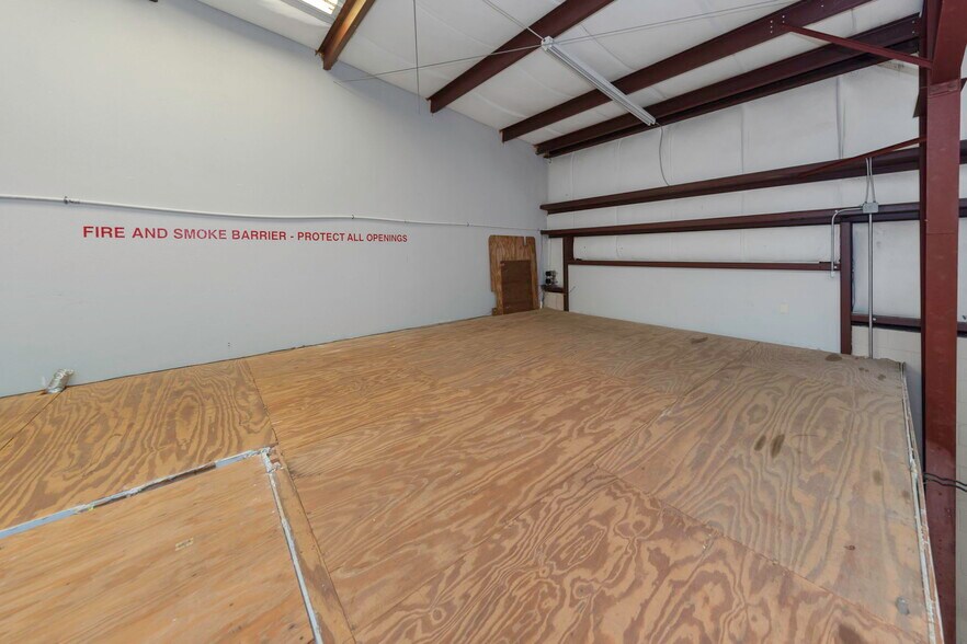 More Photos Of 565 Frederica Ln, Dunedin Warehouse For Lease