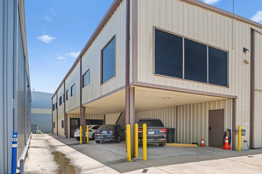 More Photos Of 18000 Groschke Rd, Houston Airplane Hangar For Lease