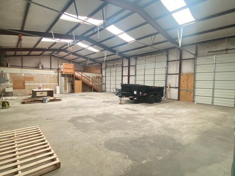 More Photos Of 3292 Speegleville Rd, Woodway Warehouse For Lease