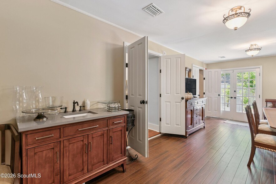 More Photos Of 1908 Gloucester St, Brunswick Restaurant For Sale