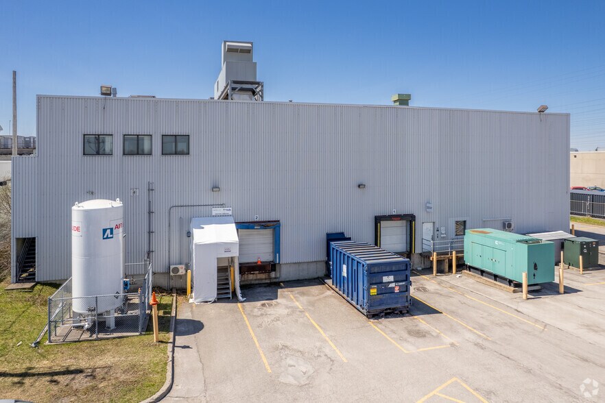 More Photos Of 3885 Boul Industriel, Laval Office For Lease