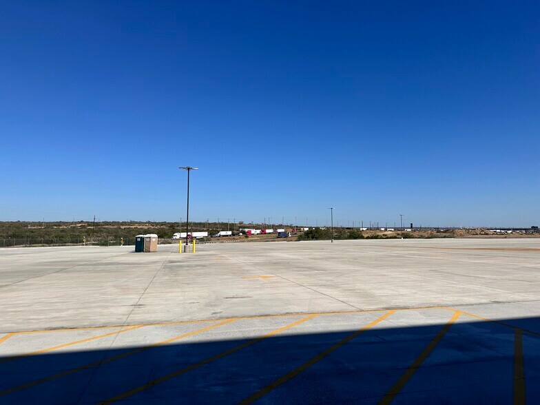 More Photos Of 19926 Kraus Lp, Laredo Distribution For Sale