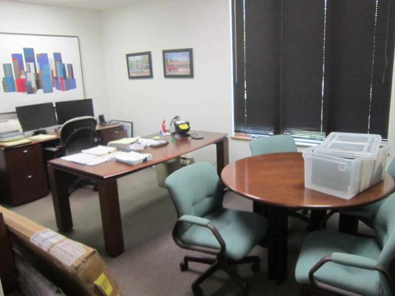 More Photos Of 1665-1695 Elk Blvd, Des Plaines Office For Lease