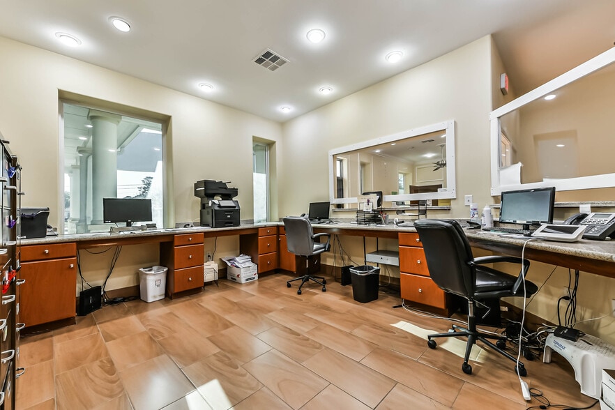 More Photos Of 1111 S Friendswood Dr, Friendswood Office For Lease