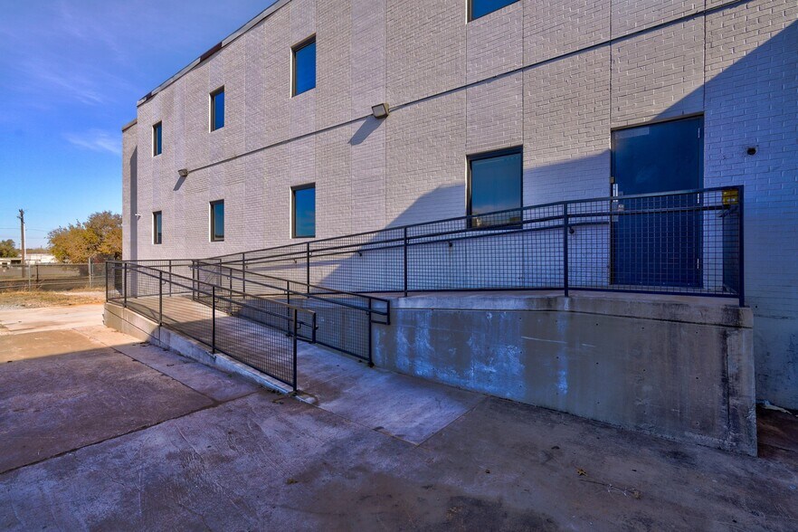 More Photos Of 36 NE 36th St, Oklahoma City Manufacturing For Lease