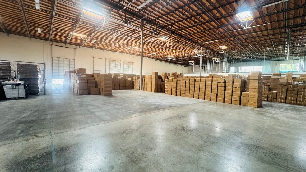 More Photos Of 5866 Smithway St, Commerce Warehouse For Lease
