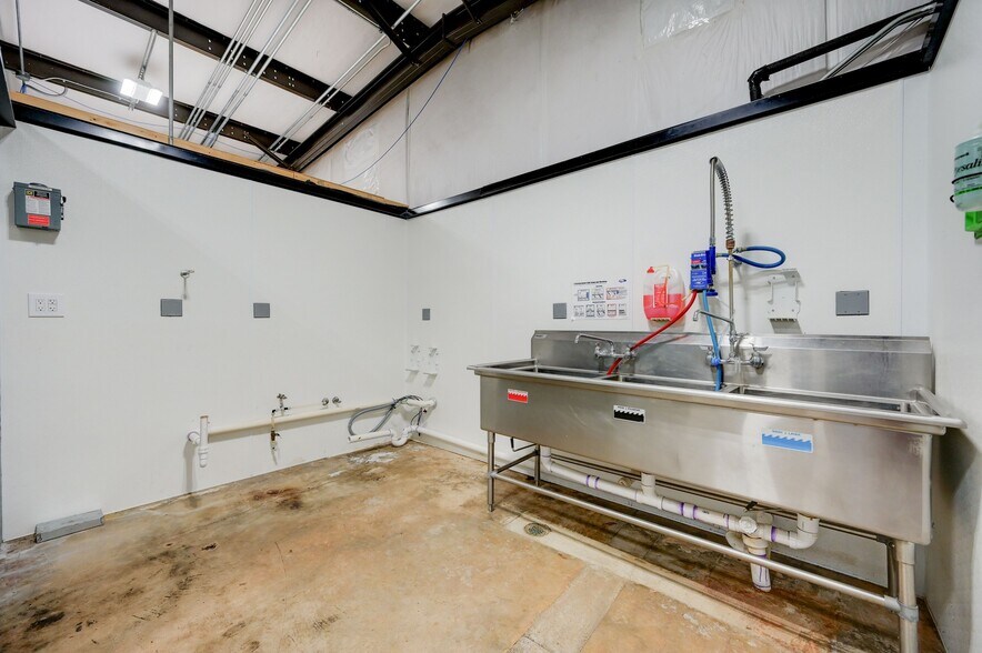 More Photos Of 1301 & 1307 Main St, Blanco Light Distribution For Sale