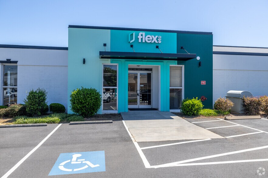 More Photos Of 900 Pressley Rd, Charlotte Warehouse For Lease