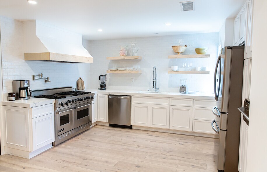 More Photos Of 511 E Balboa Blvd, Newport Beach Storefront Retail Residential For Sale