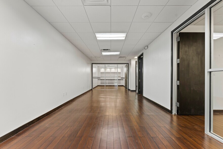 More Photos Of 20165-20199 NE 16th Pl, Miami Flex For Lease