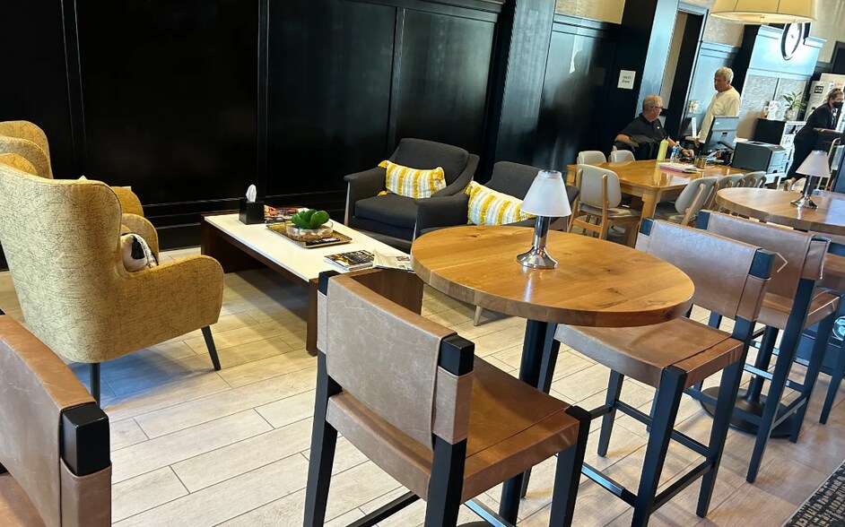 More Photos Of 1110 Willow Rd, Northbrook Hotel For Lease