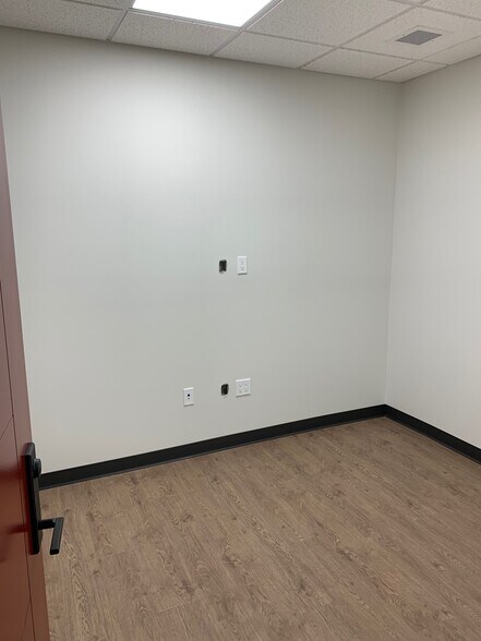 More Photos Of 73 7 St SE, Medicine Hat Office For Lease