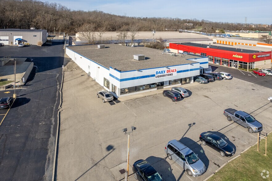 More Photos Of 7371 Dixie Hwy, Fairfield Department Store For Lease